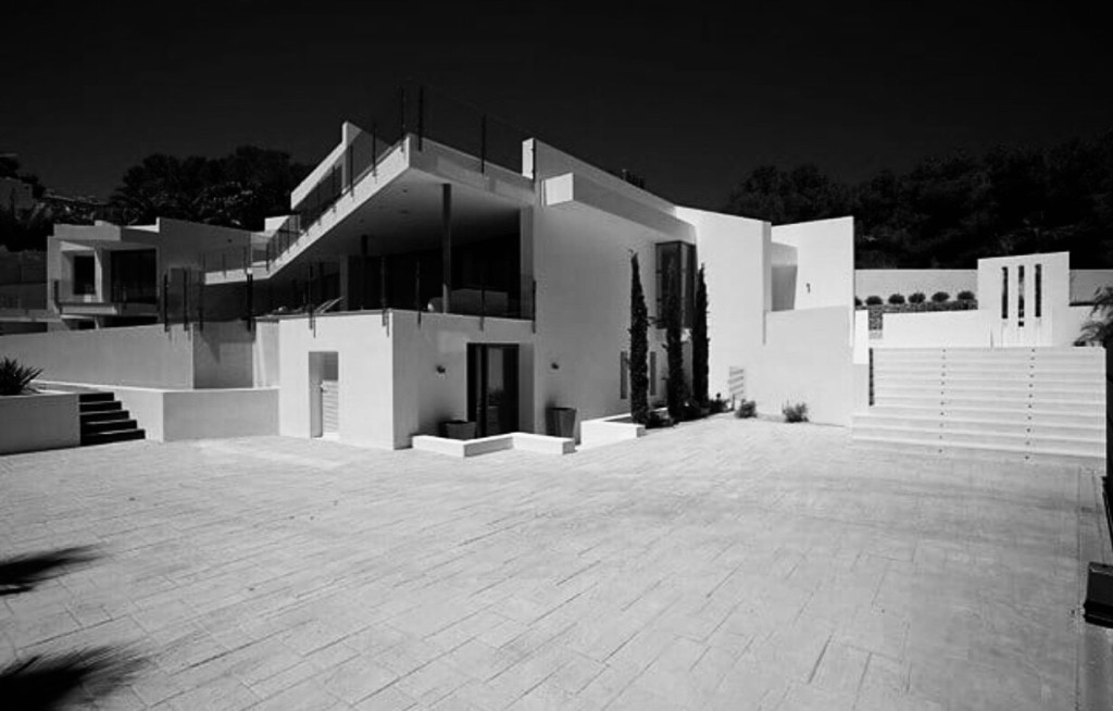 2019 experienced a spike in seasonal burglaries on luxury villas and real estates, international criminal gangs really are getting away with day light robbery in some of the world’s most exclusive destinations. So how can we do more to secure our own areas in locations where police do not have the resources to make an impact?